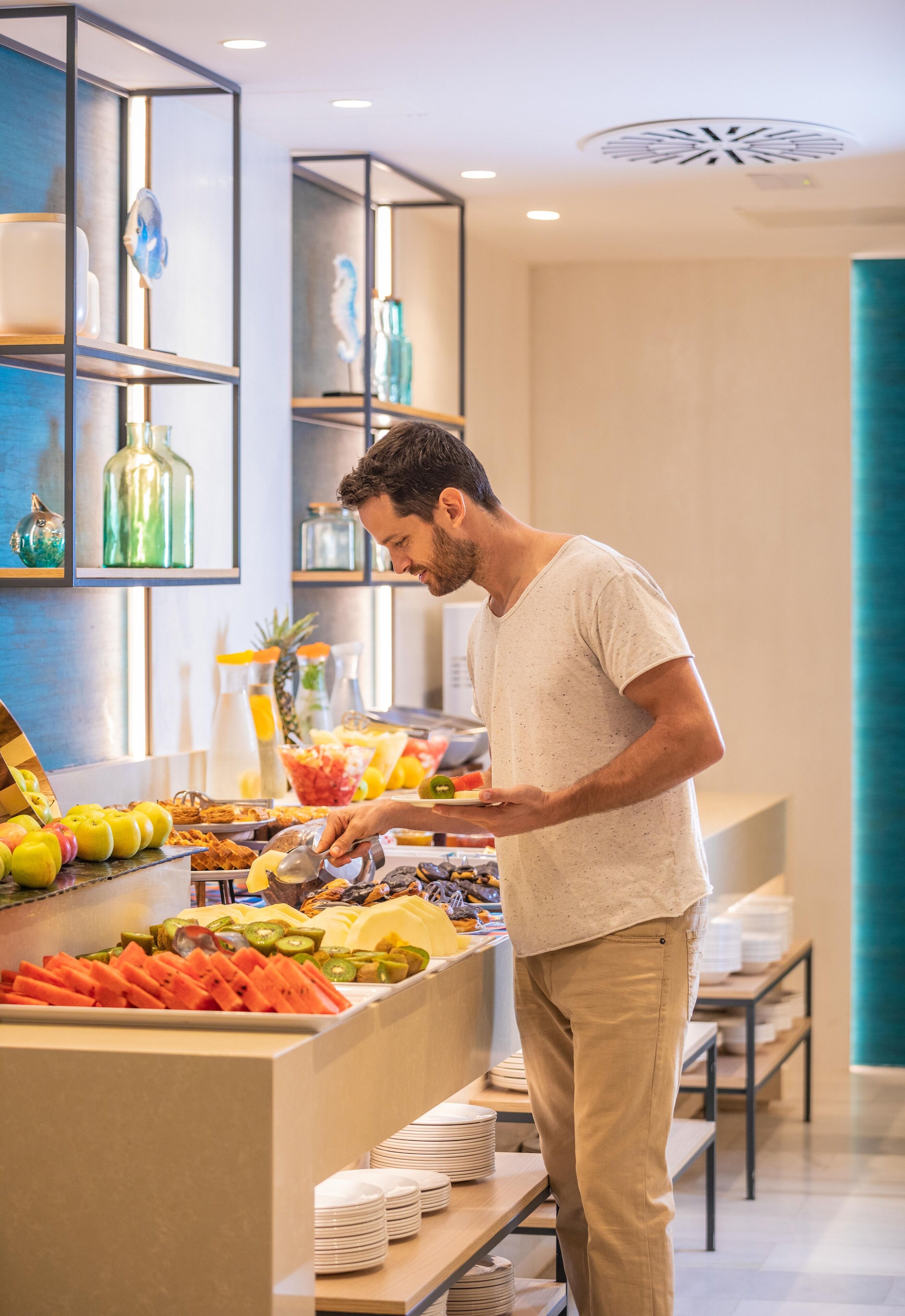 Een buffet met verschillende soorten fruit en gerechten.