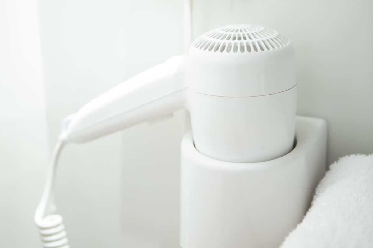 Dusche, kostenlose Toilettenartikel, Haartrockner, Handtücher