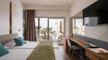 Een bureau, een laptopwerkplek, verduisterende gordijnen