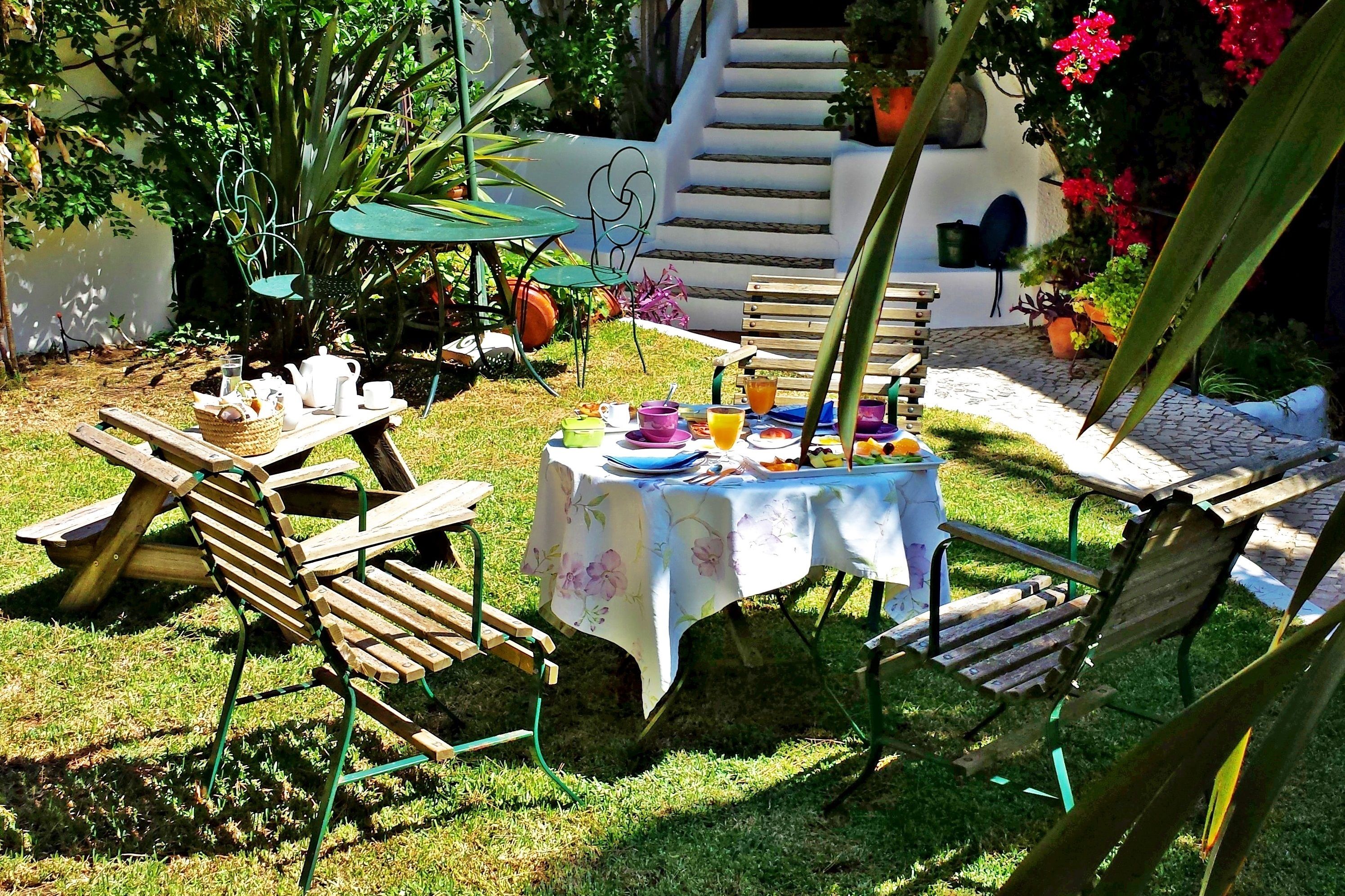 daily continental breakfast (eur 18 per person)