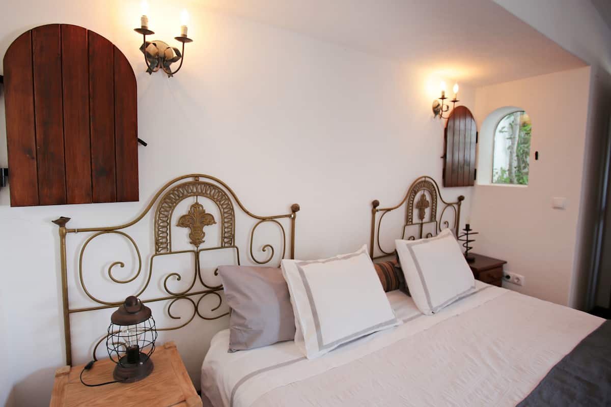 Suite Classique, 1 grand lit, côté jardin | Surmatelas, coffres-forts dans les chambres, chambres insonorisées