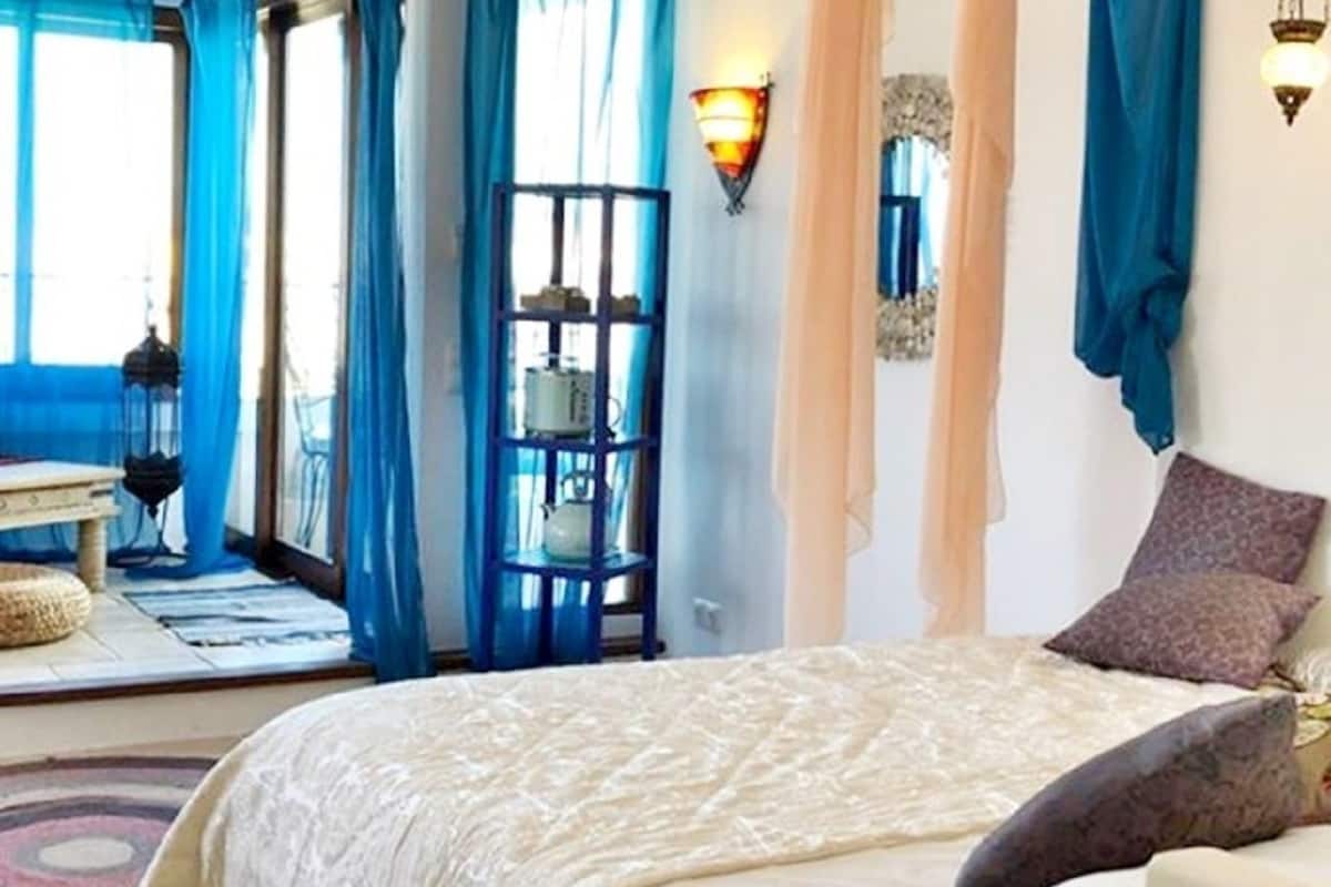 superior suite, 1 king bed, sea view, sea facing | pillow-top beds, in-room safe, soundproofing, free wifi