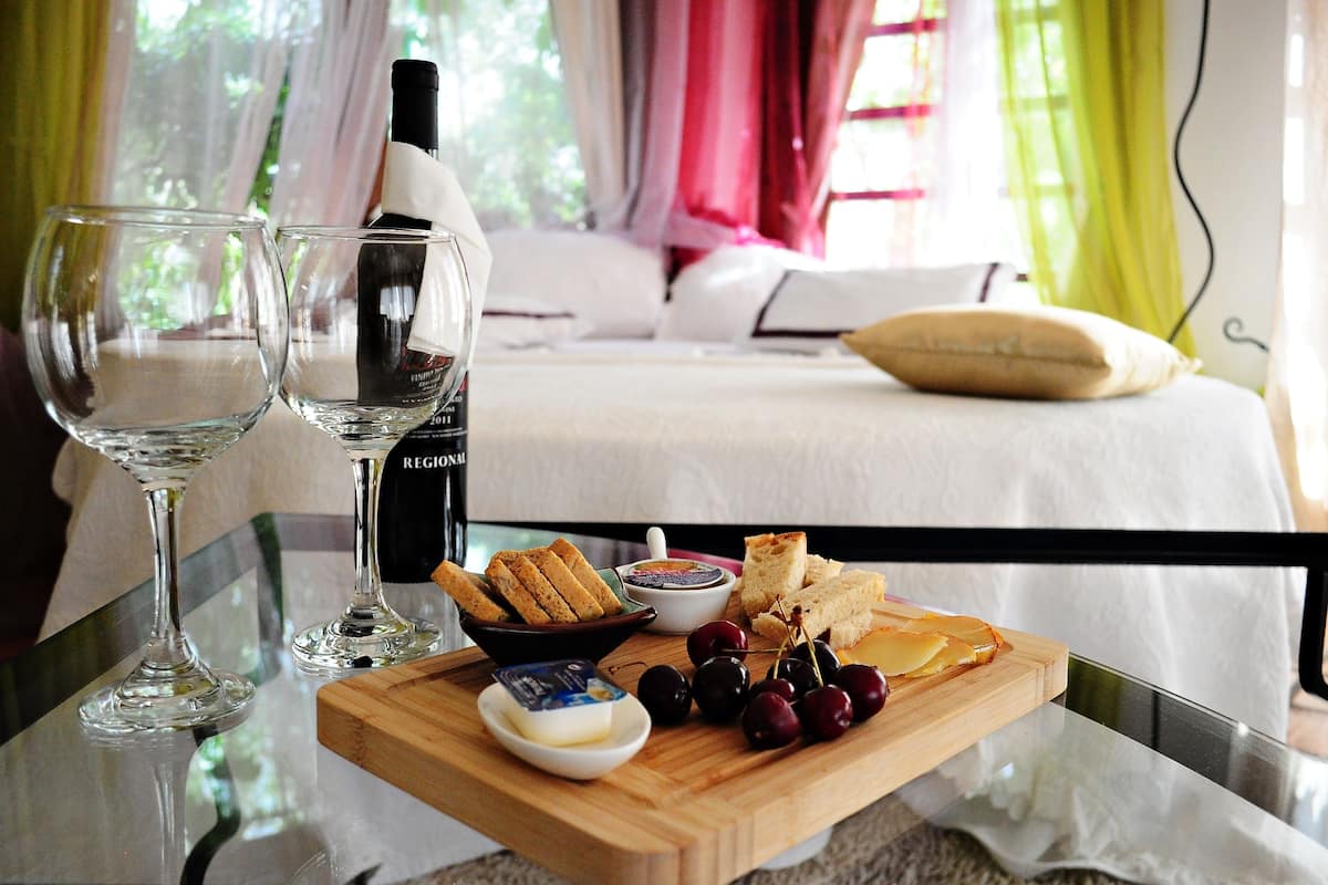 Chambre Double Romantique | Surmatelas, coffres-forts dans les chambres, chambres insonorisées