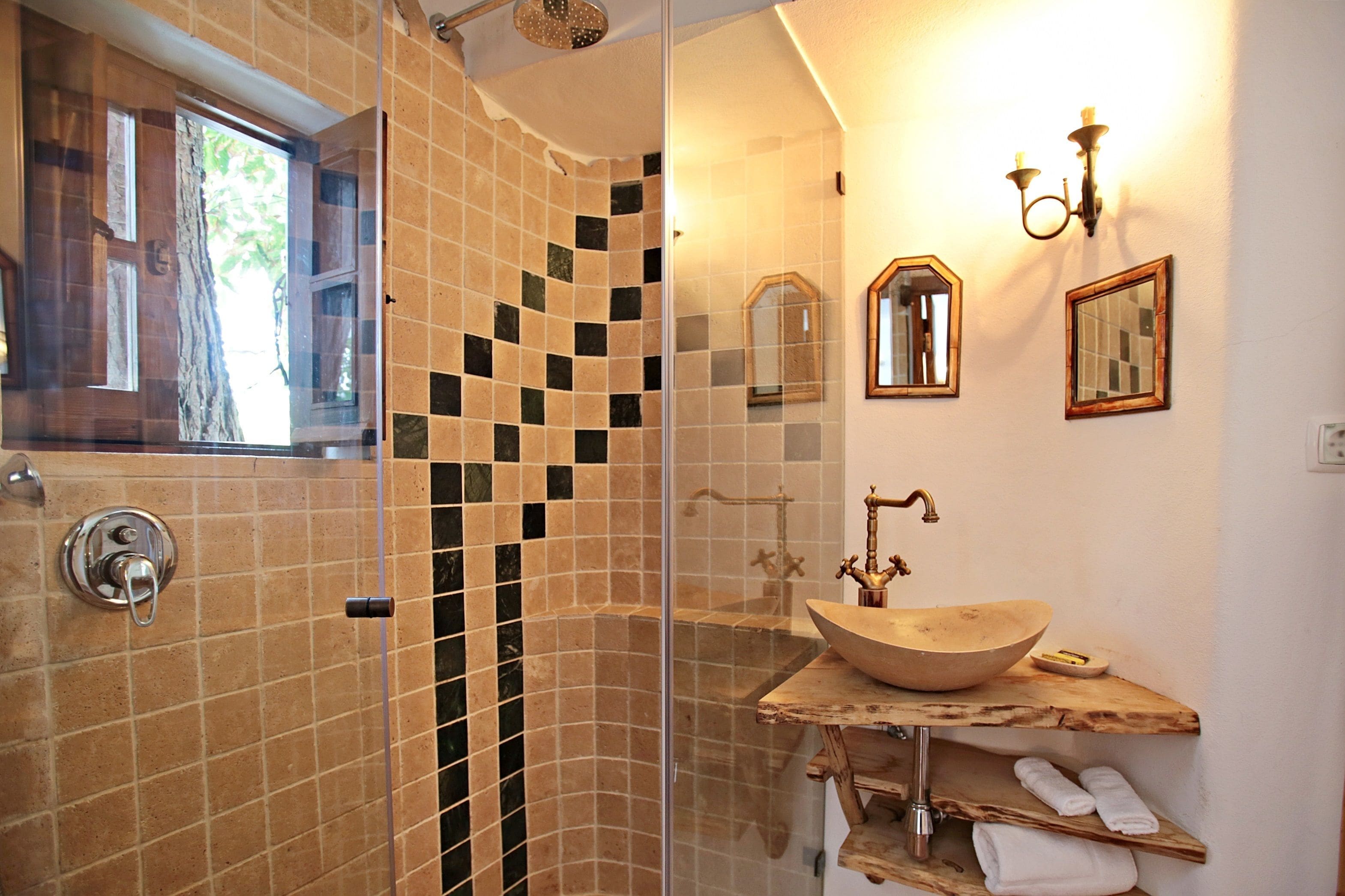 classic suite, 1 queen bed, garden area | bathroom | free toiletries, hair dryer, bidet, towels