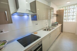 Family Apartment, 1 Bedroom, Terrace, Pool View (4 pax) | Private kitchen | Full-size fridge, microwave, oven, stovetop - Apartamentos Turísticos Las Rosas de Capistrano (Nerja)