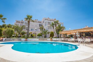 3 piscines a l'aire lliure i gandules 