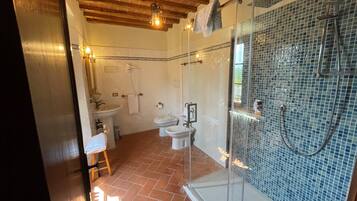 Ein Badezimmer mit Duschkabine, Waschbecken und Toilette.