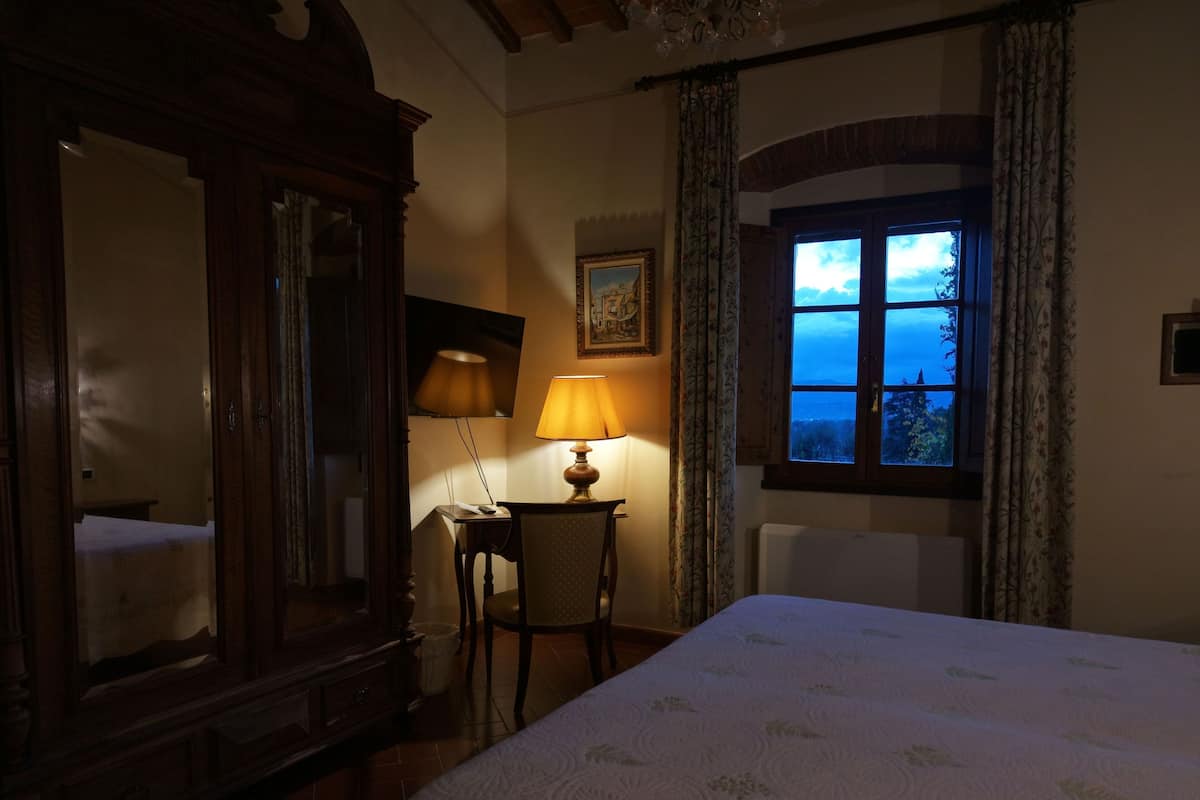 Superior Room | 1 bedroom, minibar, individually decorated, individually furnished