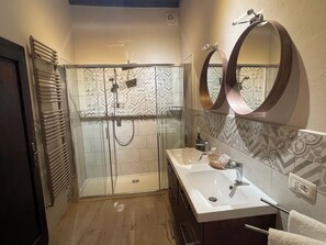 Deluxe Quadruple Room | 1 bedroom, minibar, individually decorated, individually furnished - Villa Rigacci (Reggello)