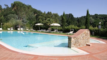 Outdoor pool, an infinity pool, pool umbrellas, sun loungers
