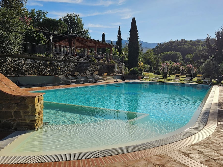 Piscina externa, piscina infinita, guarda-sóis, espreguiçadeiras