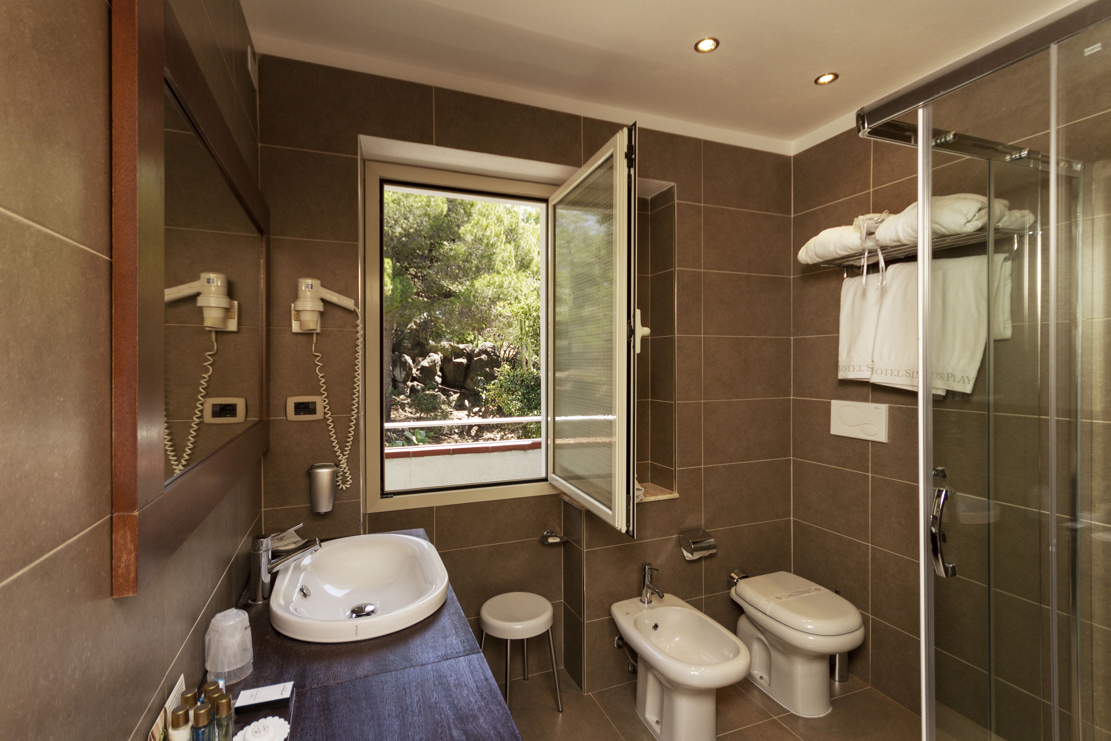 classic double room | bathroom | shower, rainfall showerhead, free toiletries, hair dryer