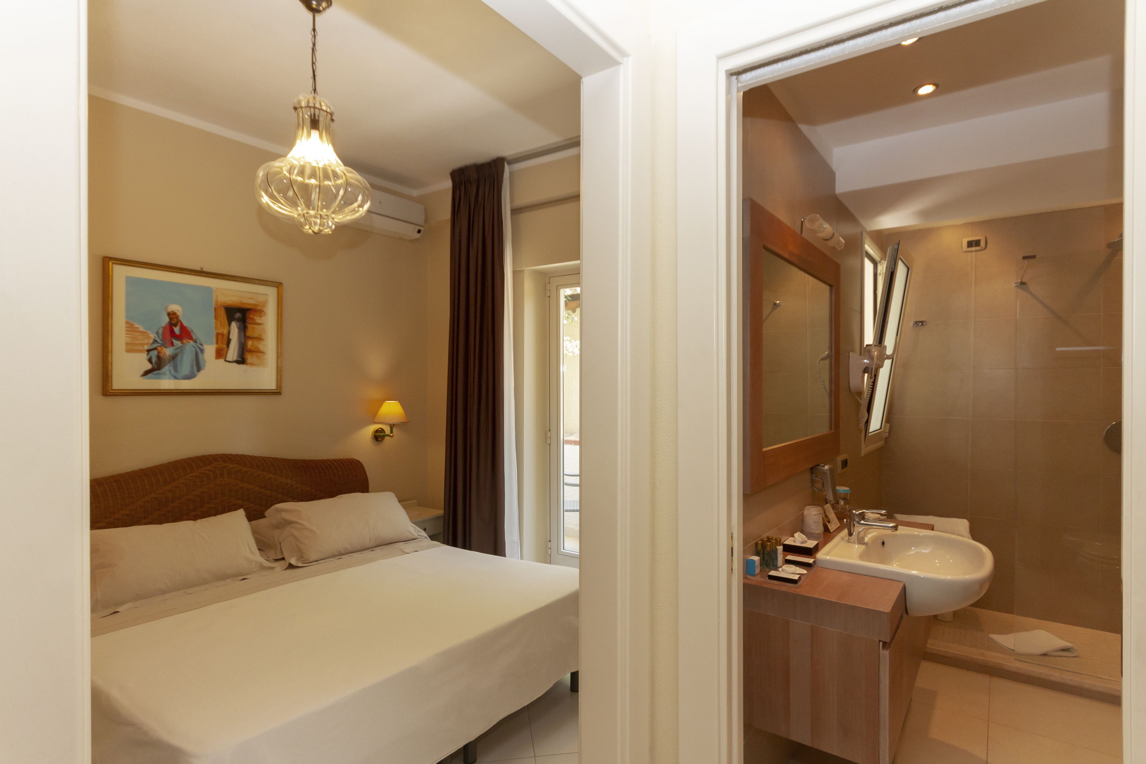 Classic-Doppelzimmer | Daunenbettdecken, Minibar, Zimmersafe, Schreibtisch