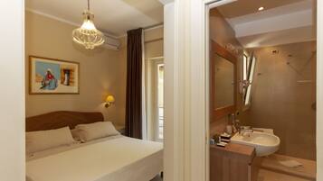 Classic-Doppelzimmer | Daunenbettdecken, Minibar, Zimmersafe, Schreibtisch