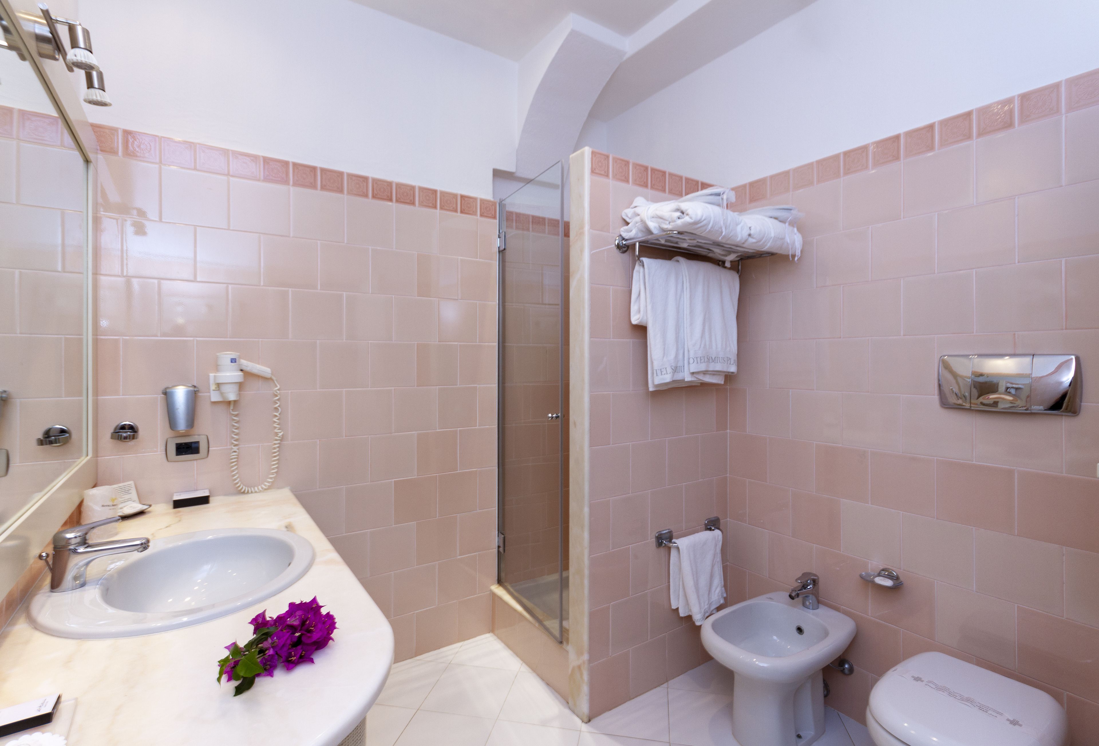 Ein Badezimmer mit einem Waschbecken, einer Dusche und einer Toilette.