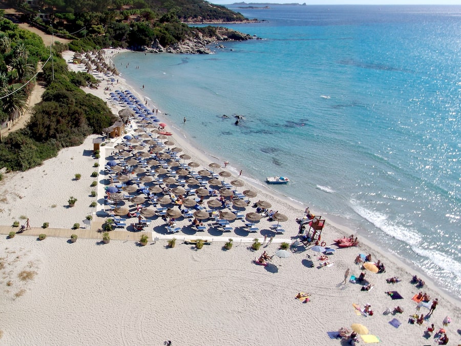 شاطئ خاص، رمال بيضاء، كراسي للتشمس، مظلات الشاطئ