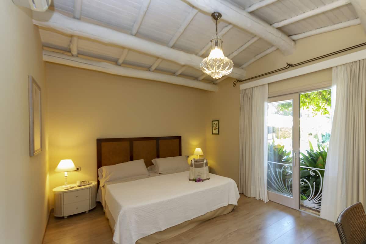 Classic Double Room | Down duvets, minibar, in-room safe, desk