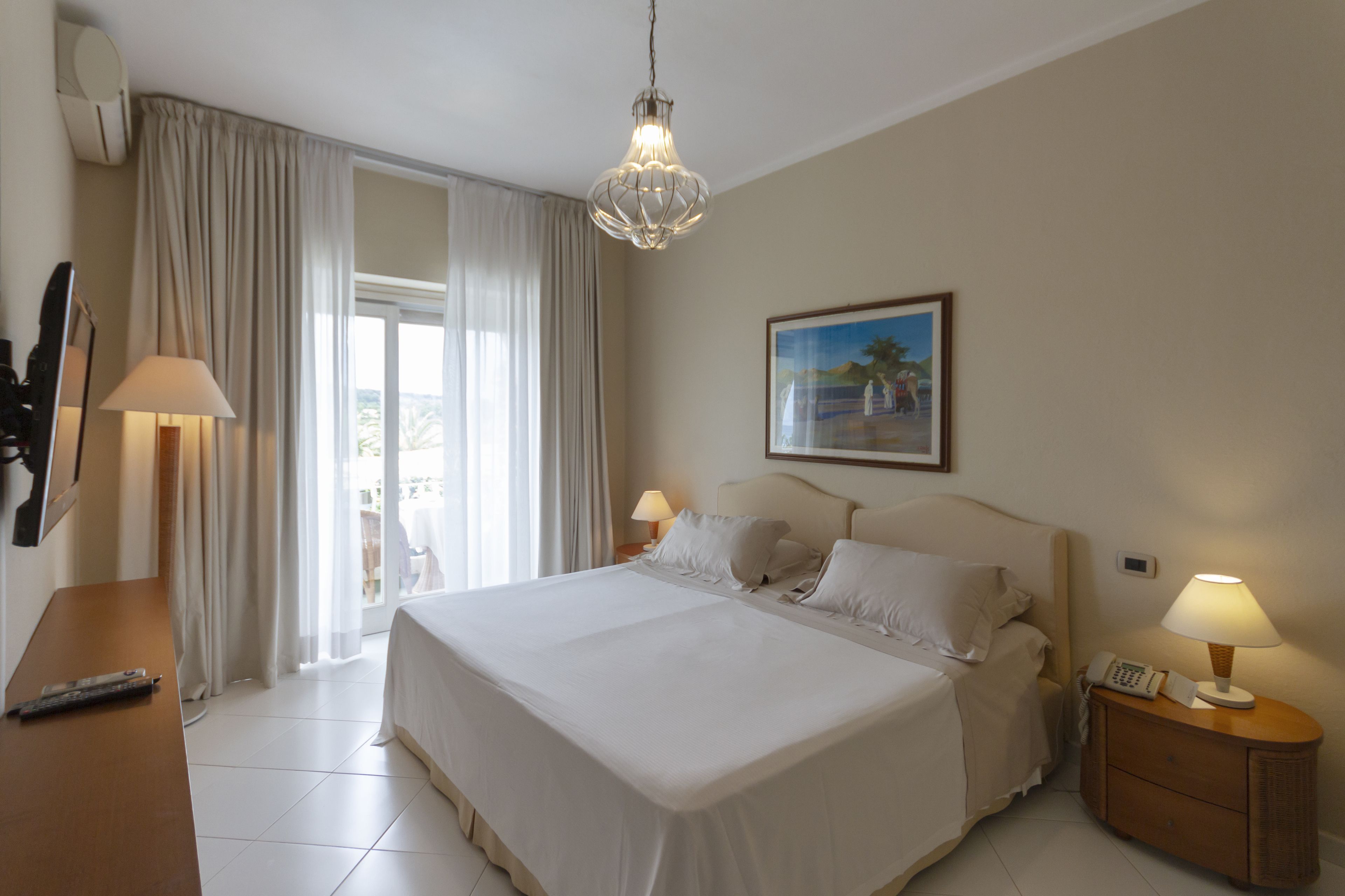 junior suite, sea view | down duvets, minibar, in-room safe, desk