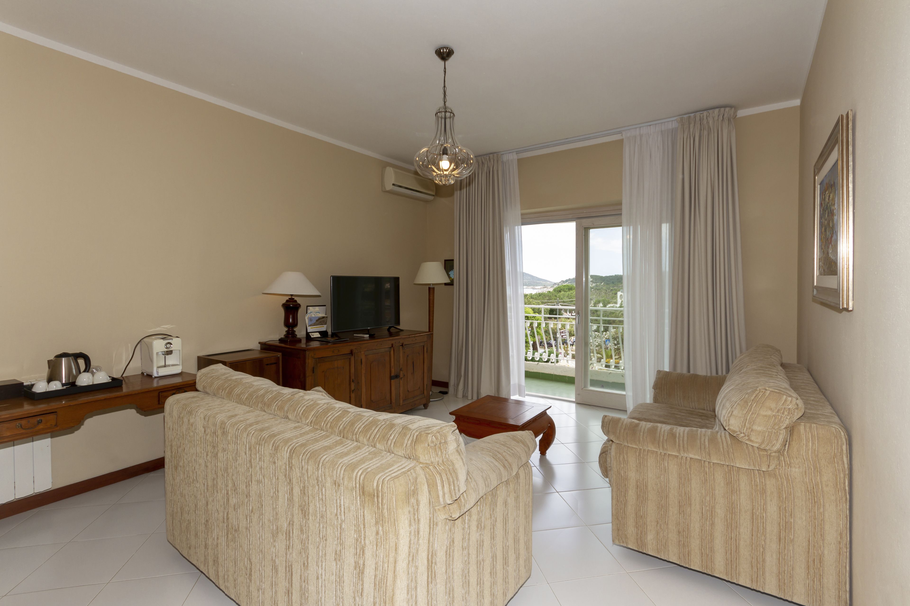 junior suite, sea view | down duvets, minibar, in-room safe, desk