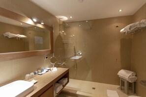 Shower, rainfall showerhead, free toiletries, hair dryer - Hotel Simius Playa (Villasimius)