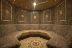 Een sauna, een bubbelbad, een stoombad, een Turks bad/hammam