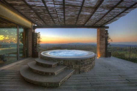 Bañera de hidromasaje exterior. Tenuta Castellare di Tonda