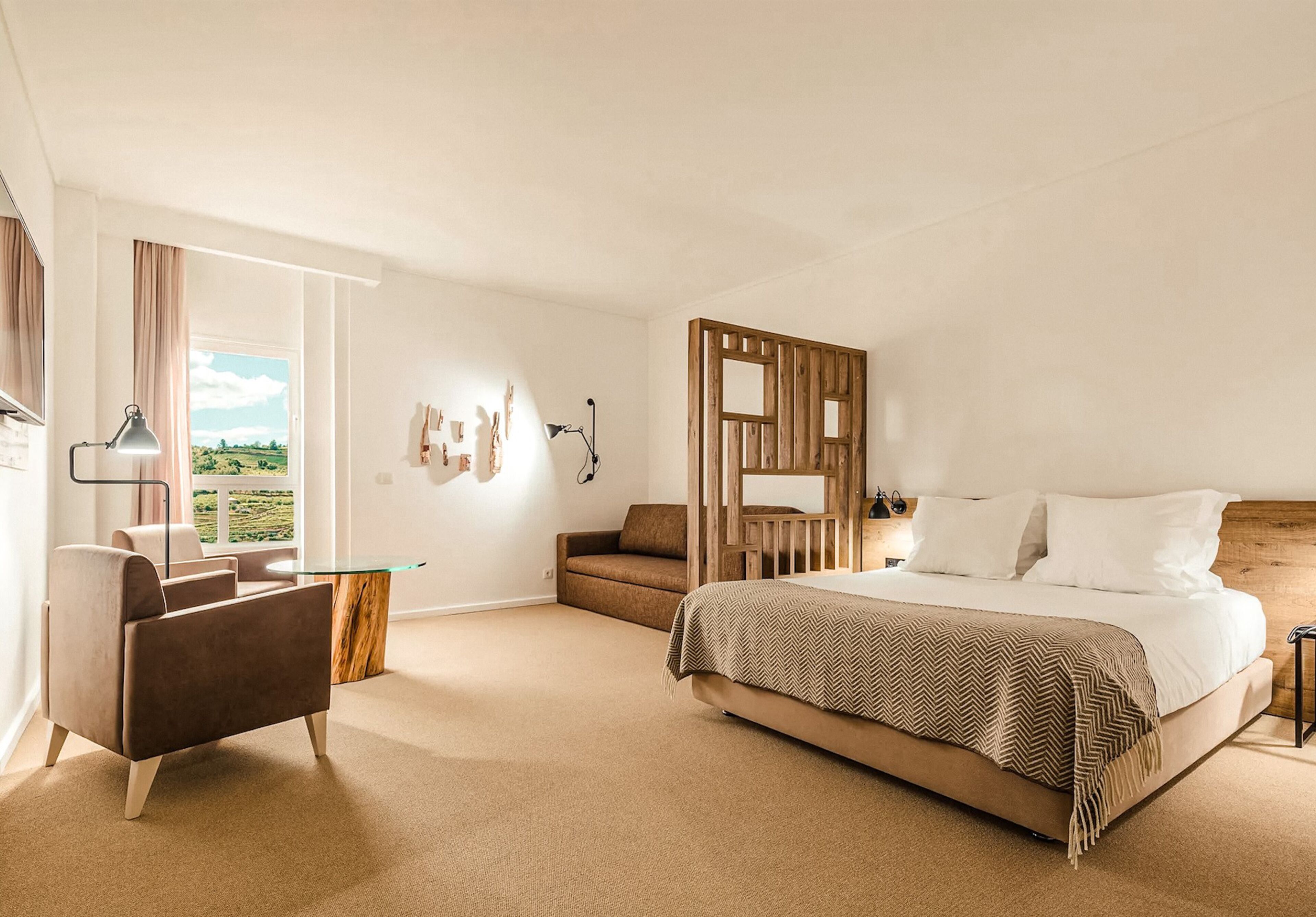 미니바, 책상, 암막 커튼, 방음 설비