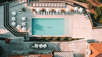 Piscine couverte, piscine extérieure (ouverte en saison)