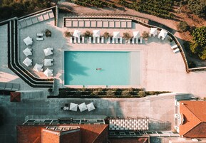 Piscina interna, piscina externa sazonal, espreguiçadeiras