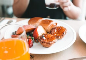 Free daily buffet breakfast 