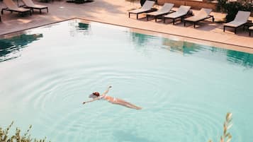 Indoor pool, seasonal outdoor pool, sun loungers