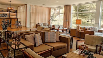 Suguhan pemandangan kolam renang, buka setiap hari