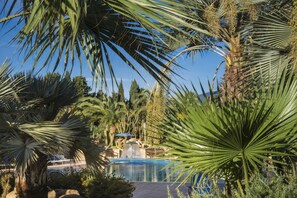 Seasonal outdoor pool, pool umbrellas, pool loungers - Lantana Resort Hotel & Apartments (Pula)