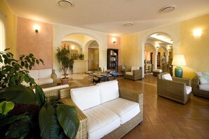 Coin salon dans le hall