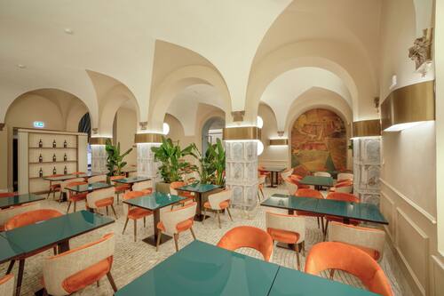 2 restaurants; lunch and dinner served