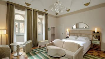 Junior-Suite, 1 King-Bett | Allergikerbettwaren, Minibar, Zimmersafe, Schreibtisch