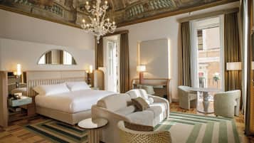 Suite, 1 King-Bett (Rosetta) | Allergikerbettwaren, Minibar, Zimmersafe, Schreibtisch