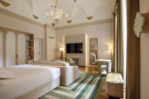 Suite junior, 1 cama de matrimonio grande | Ropa de cama hipoalergénica, minibar, caja fuerte y escritorio