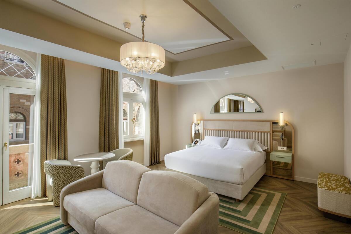 Hypo-allergenic bedding, minibar, in-room safe, desk