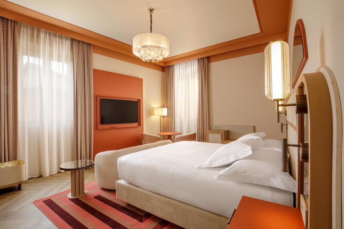 Hypo-allergenic bedding, minibar, in-room safe, desk