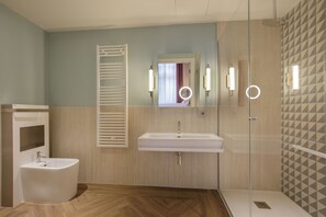 Chambre, 1 très grand lit, accessible aux personnes à mobilité réduite | Salle de bain | Douche, articles de toilette (gratuits), séchoir à cheveux, bidet