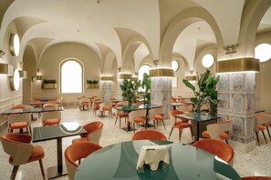 2 restaurants; lunch and dinner served