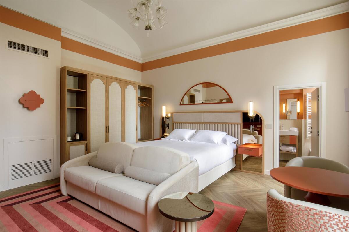 Hypo-allergenic bedding, minibar, in-room safe, desk