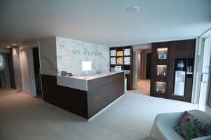 Una piscina al aire libre, una piscina con cascada