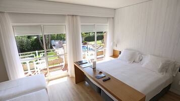 Habitación doble (With Two Extra Beds) | Minibar, caja fuerte, escritorio y wifi gratis