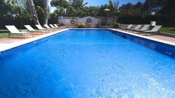 Piscina a l'aire lliure i piscina amb cascada