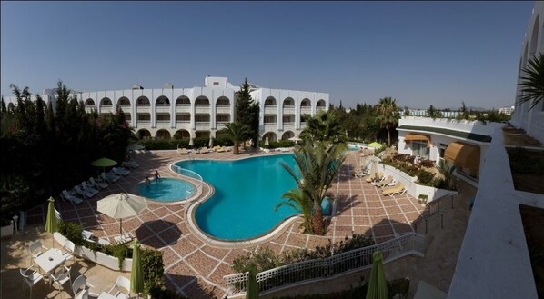 Kolam renang tertutup, 2 kolam renang terbuka 