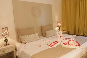 Bar mini, meja, katil bayi/kot (percuma), katil lipat simpan/tambahan 