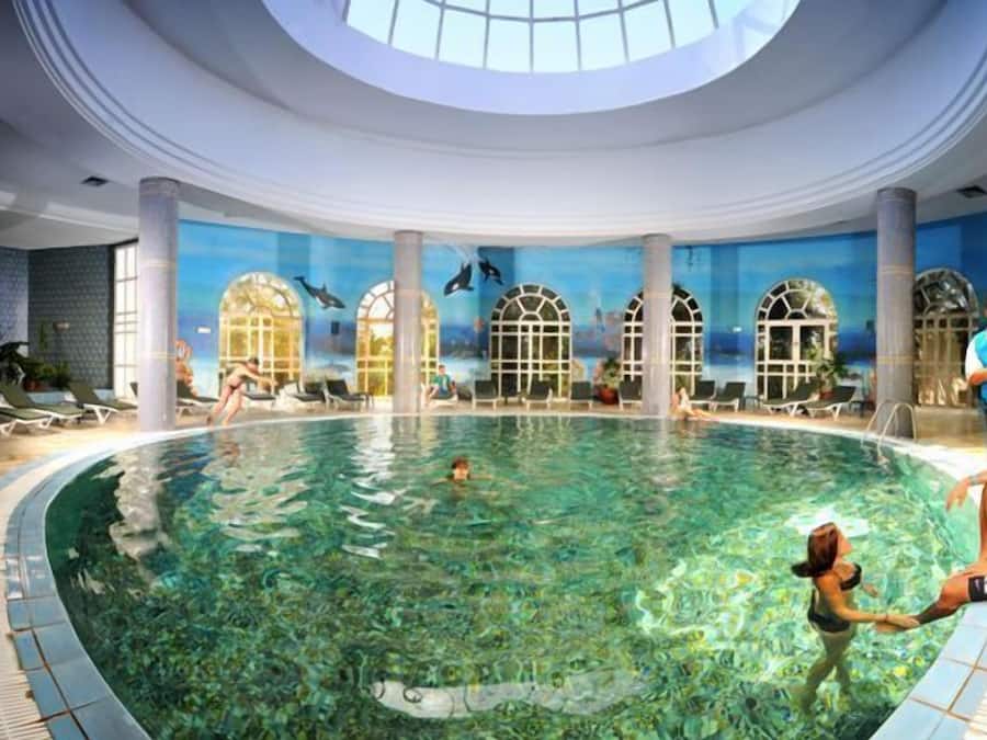 Una piscina techada, 2 piscinas al aire libre