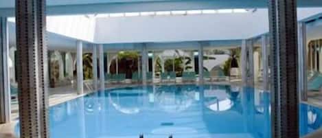 Indoor pool, 2 outdoor pools